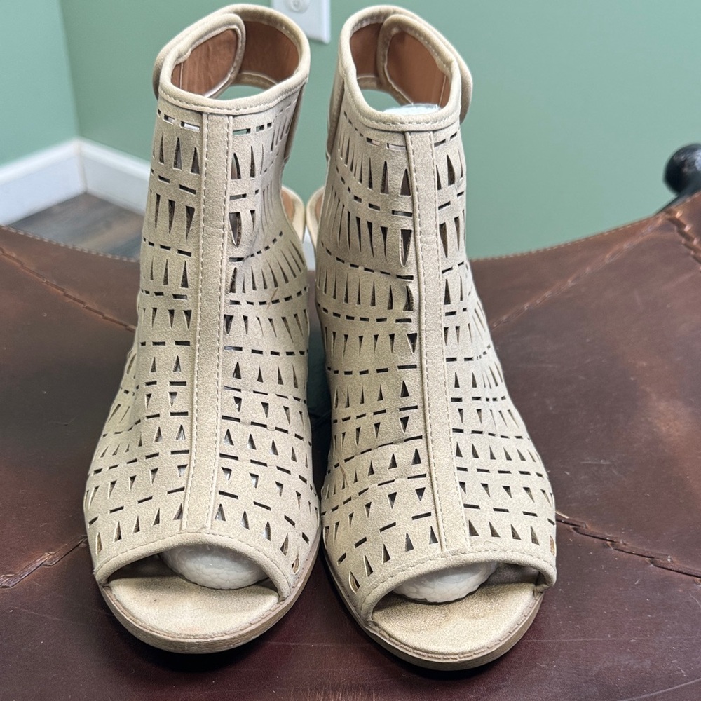 Qupid Beige Cutout Peep-Toe Booties 10